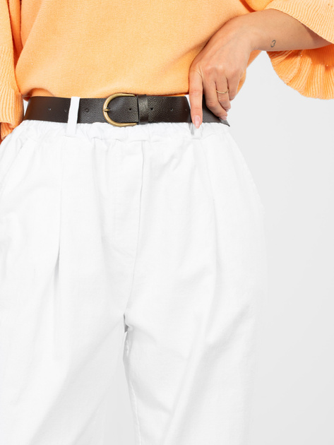 Białe sztruksowe spodnie carrot z kieszeniami