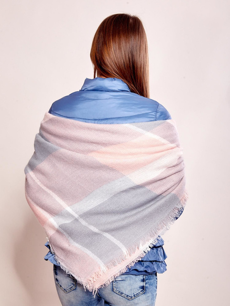 Jasnoróżowy szal z dzianiny