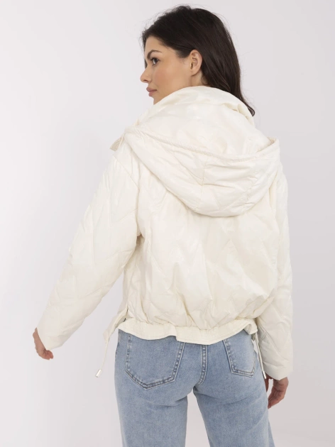 Kremowa przejściowa kurtka z pikowaniem