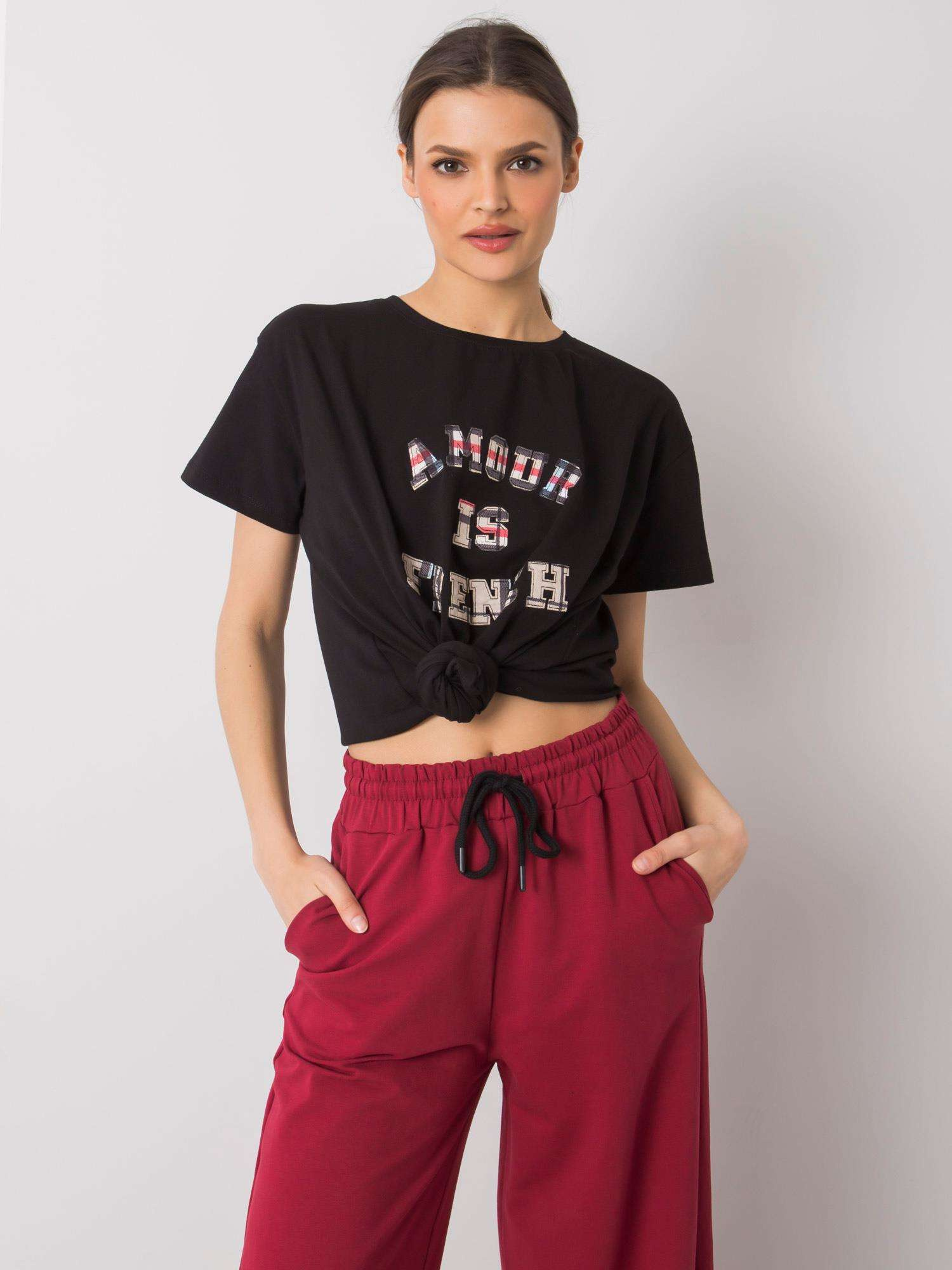 Czarny t-shirt z napisem Elani