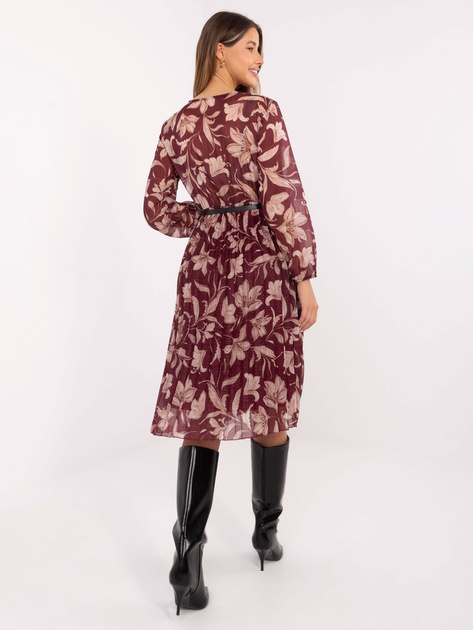 Burgundowa plisowana sukienka z paskiem