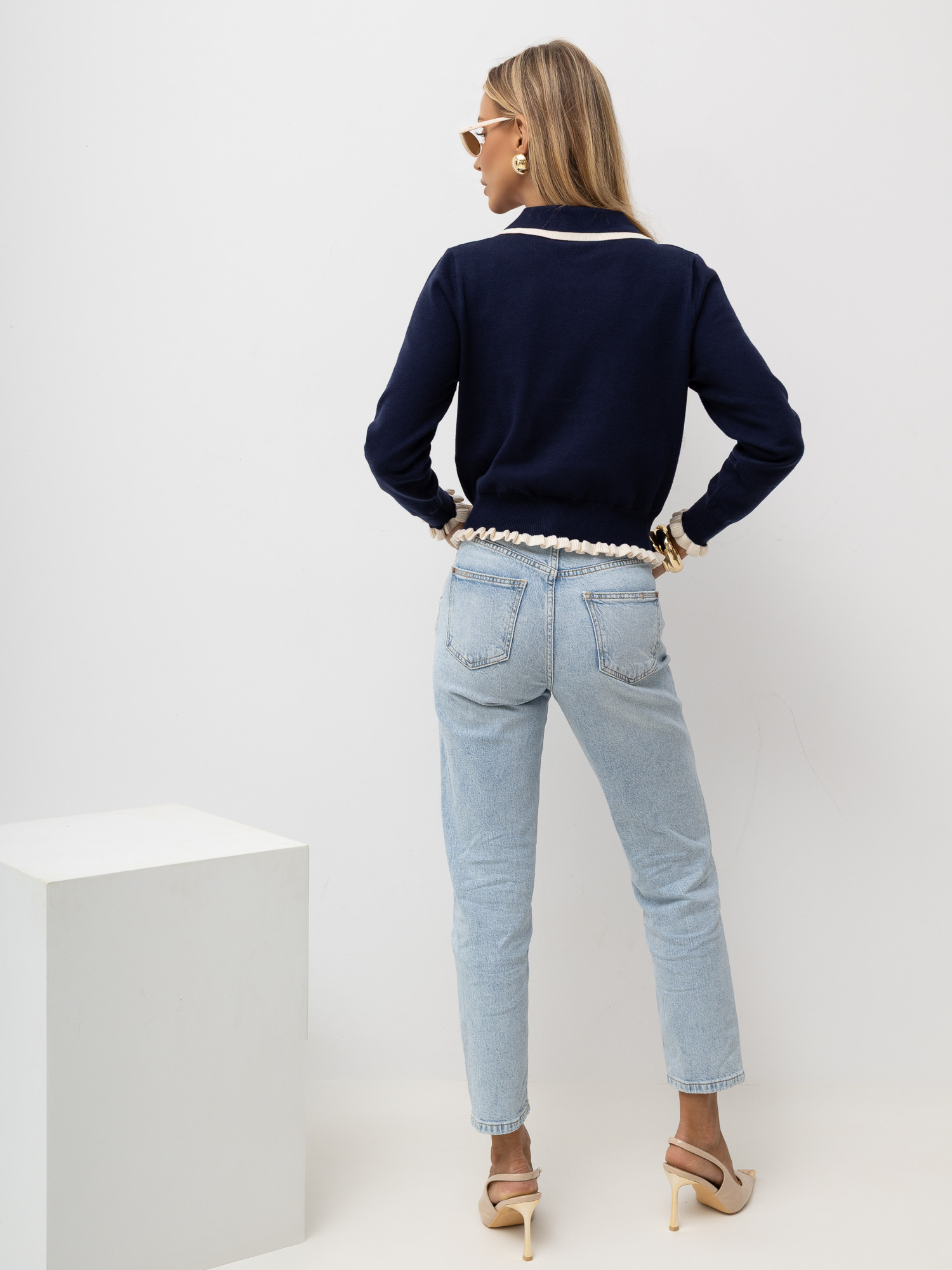 Dunkelblauer Cardigan mit kontrastierendem Finish.