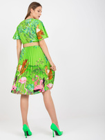 Jasnozielona sukienka z printami i plecionym paskiem