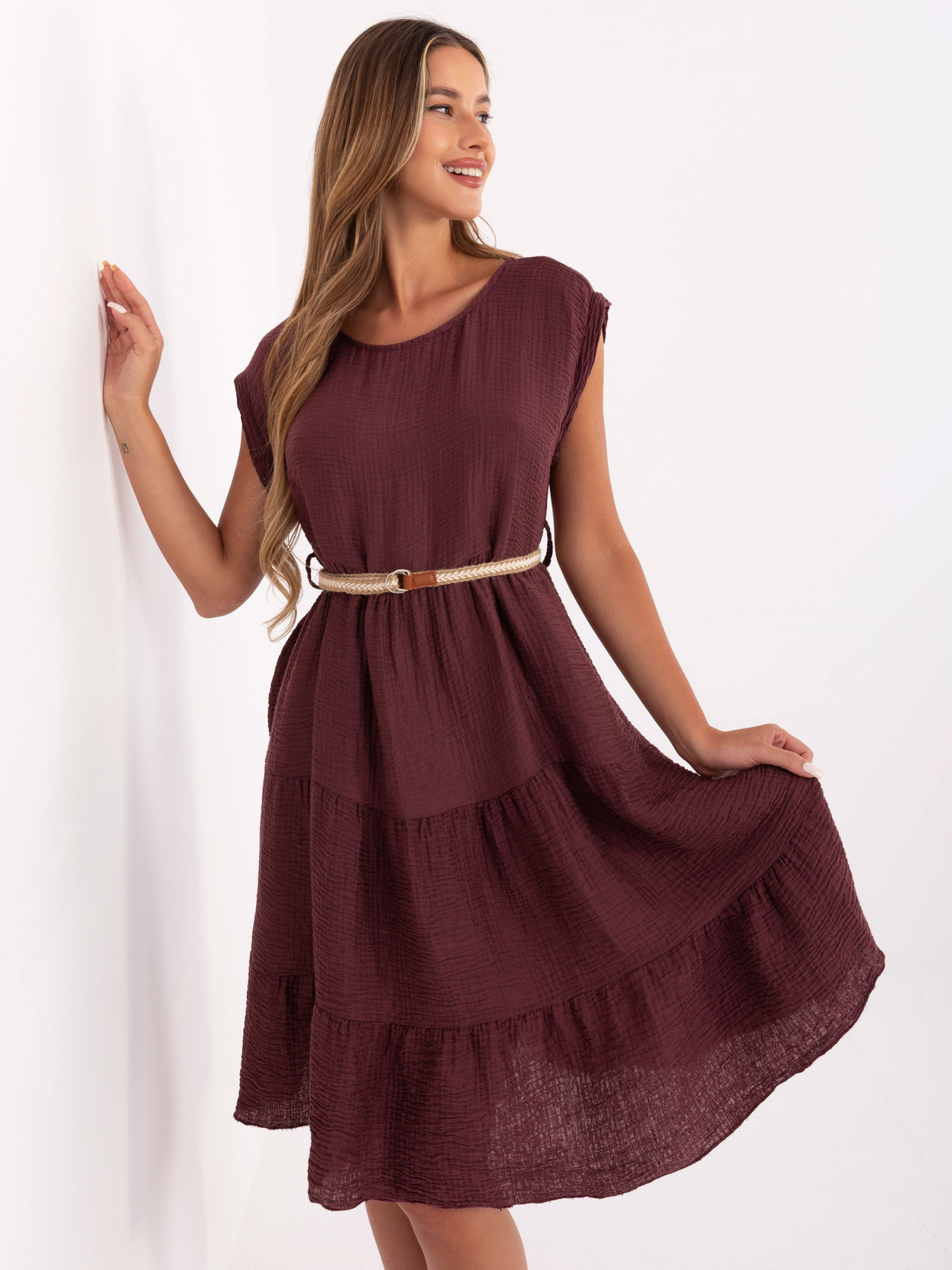Bordeaux-farbenes Sommerkleid mit Rüsche.