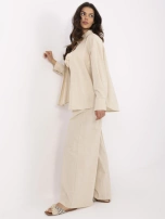Beige Zweiteiler mit Leinenanteil.