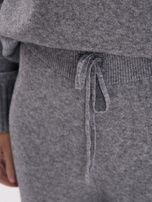 Grau Strickanzug mit weit geschnittenen Hosen.