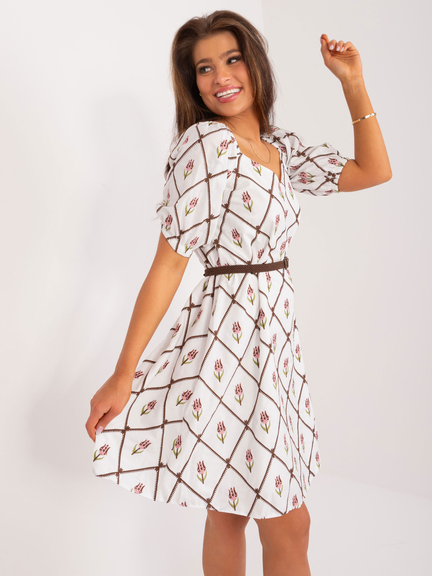 Hurt Weiß-braun gesticktes Kleid mit Gürtel.