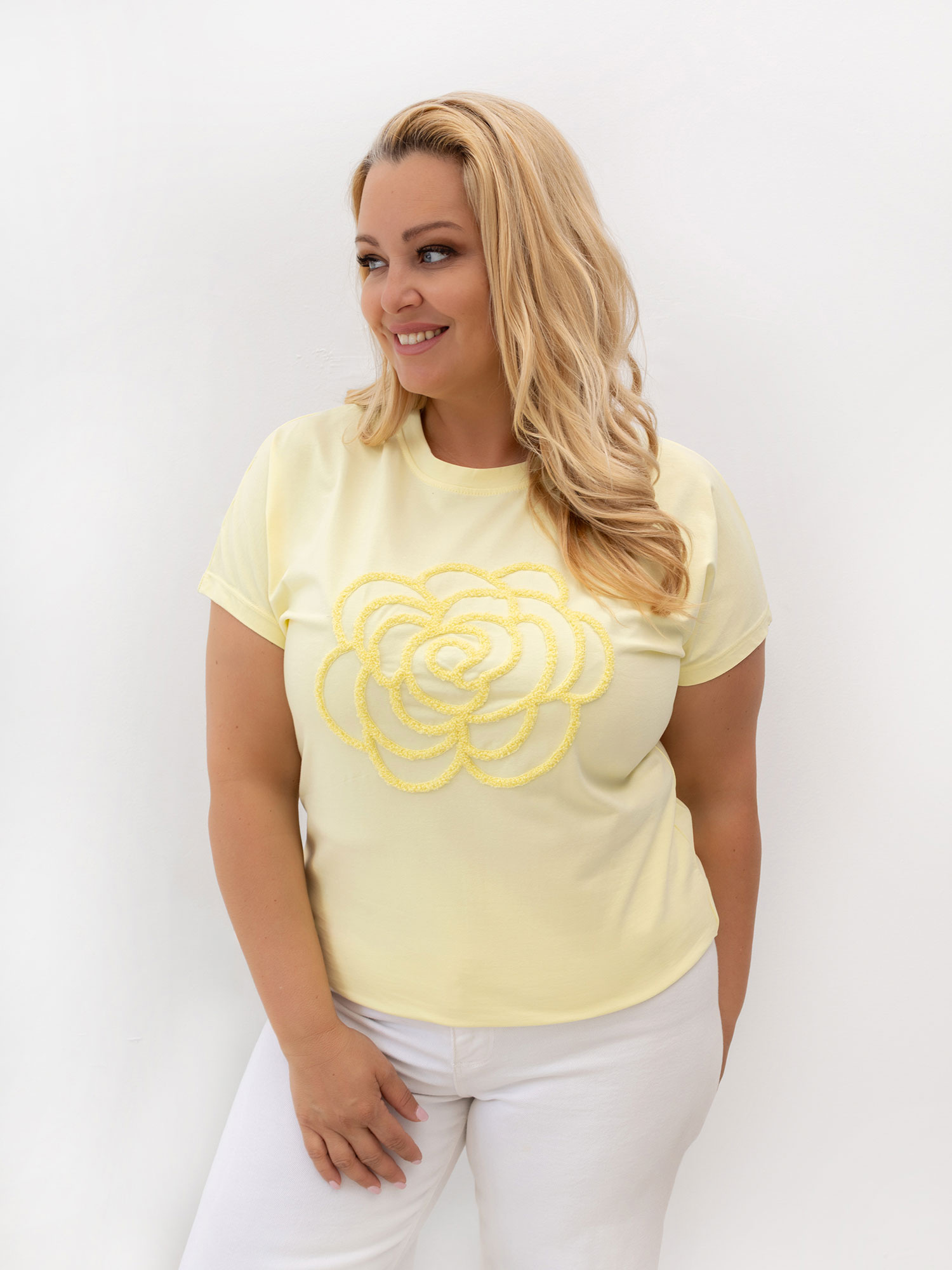 Jasnožuti t-shirt plus size s cvjetnim motivom.