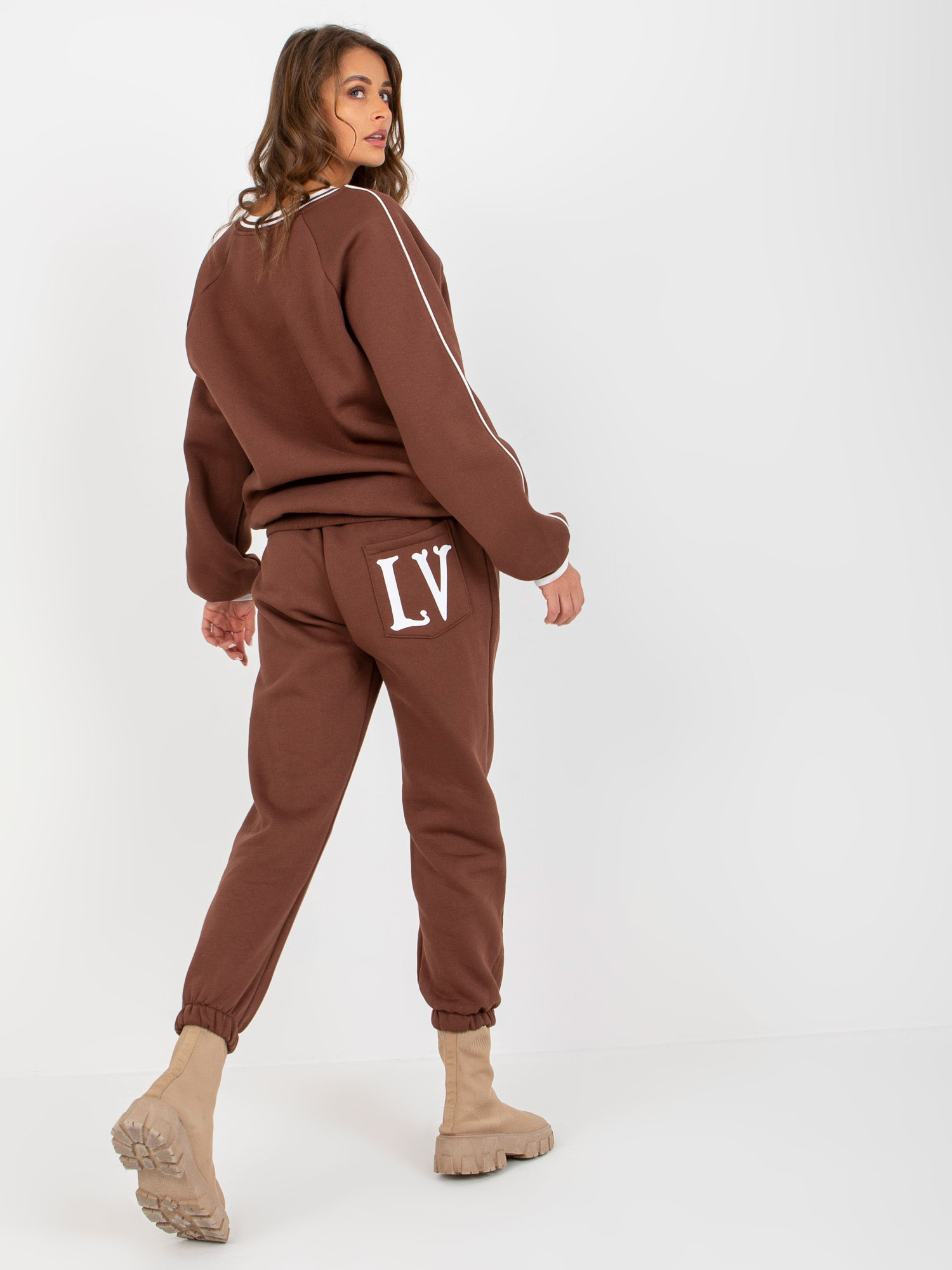 "Dunkelbraunes Oversize-Sweatset mit Druck."