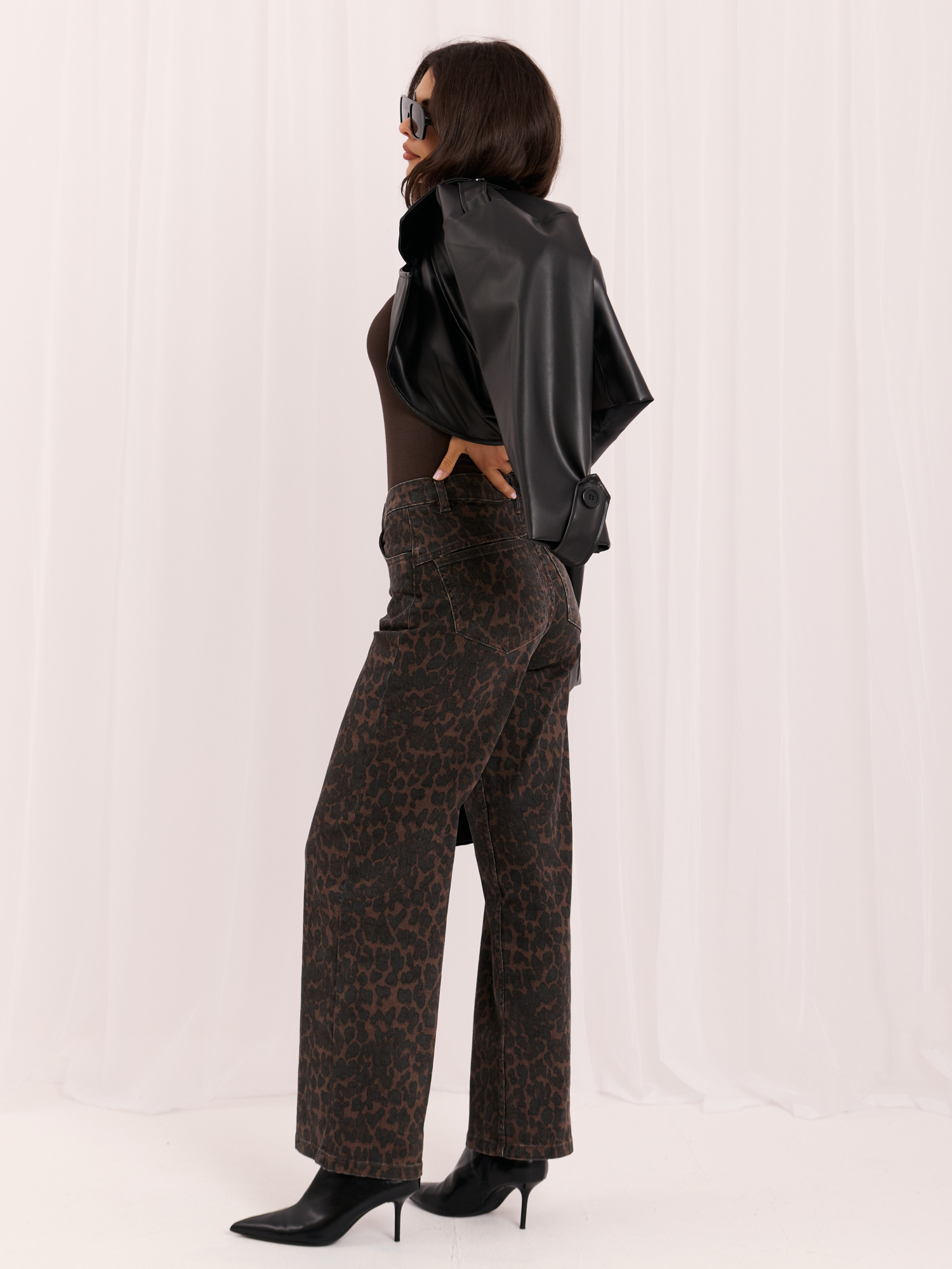 Ciemnobrązowe damskie jeansy wide leg w panterkę