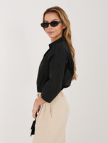 Černá rozepínací košile s límečkem.