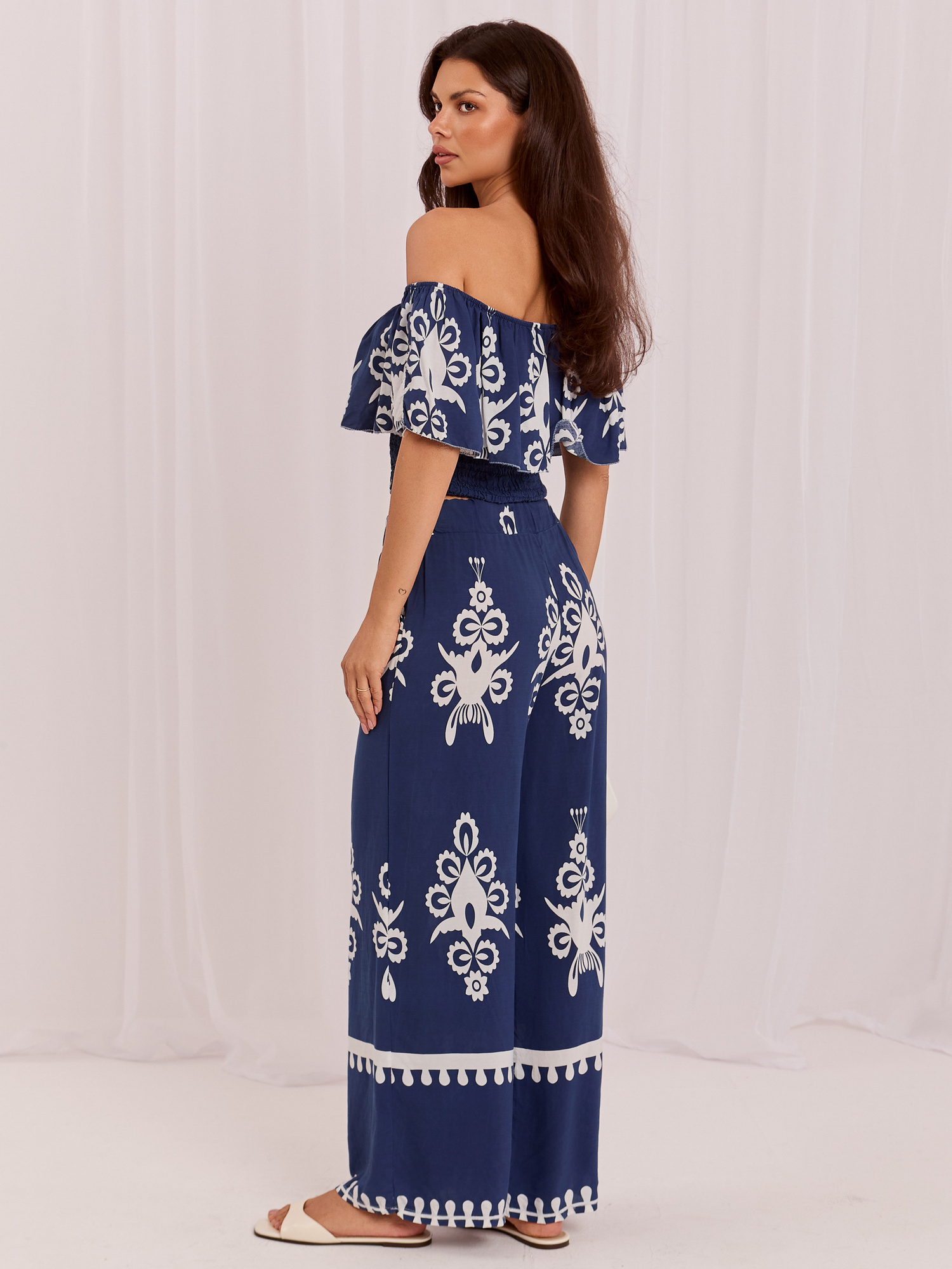 Dunkelblaues Sommer-Set mit Off-Shoulder-Bluse.