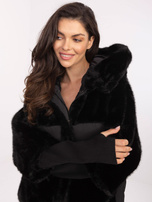 Schwarze Pelzjacke mit Kapuze.
