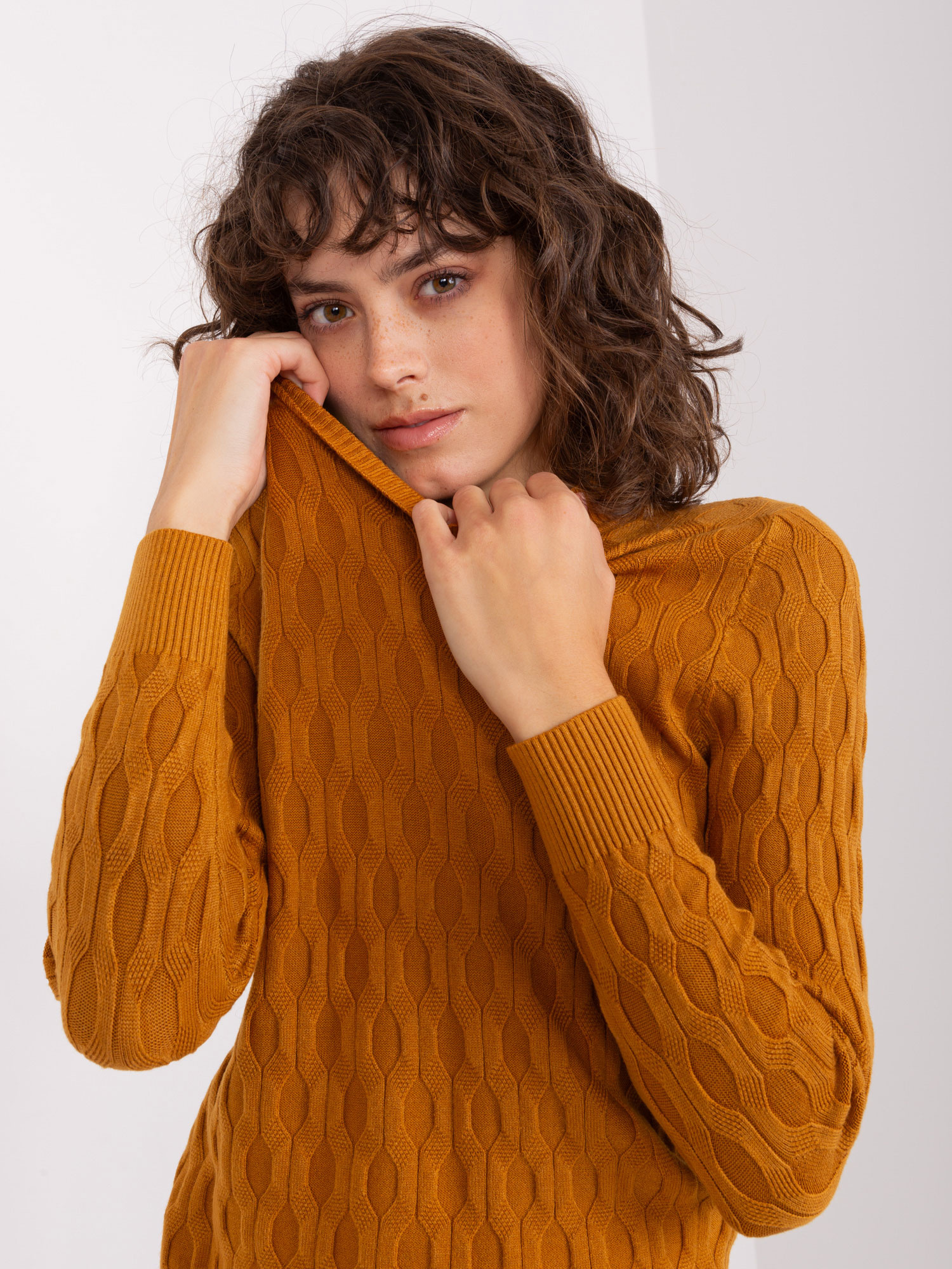 Musztardowy dzianinowy sweter klasyczny