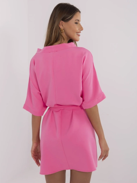 Różowa elegancka sukienka z rękawem 3/4