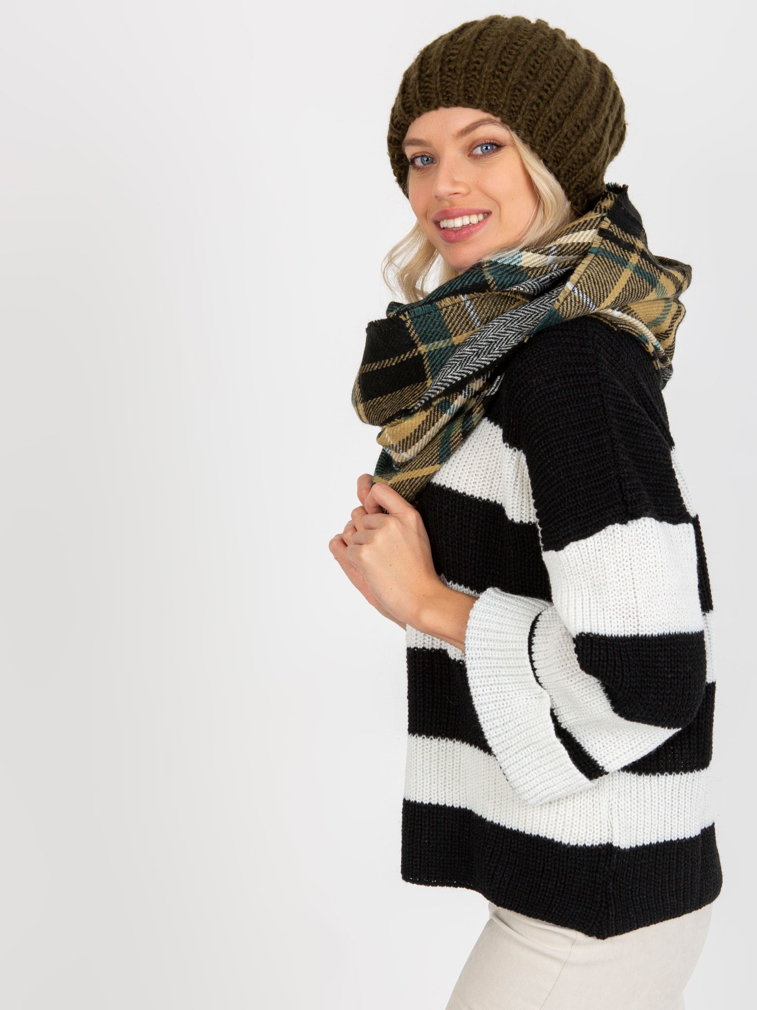 Hurtownia Czarno-beżowy damski komin zimowy w kratę 