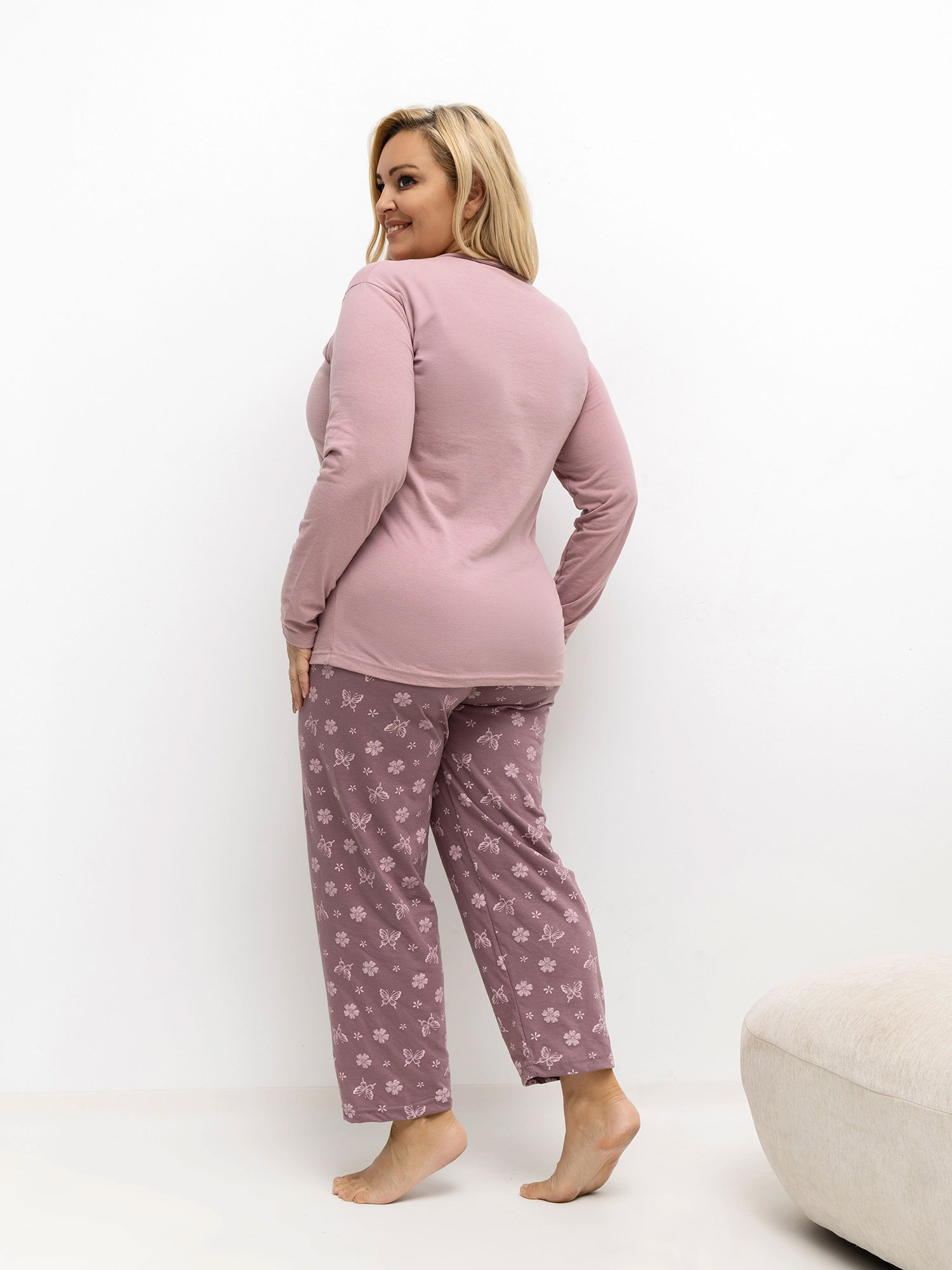 Jasně růžová pyžama plus size s potiskem motýlů.