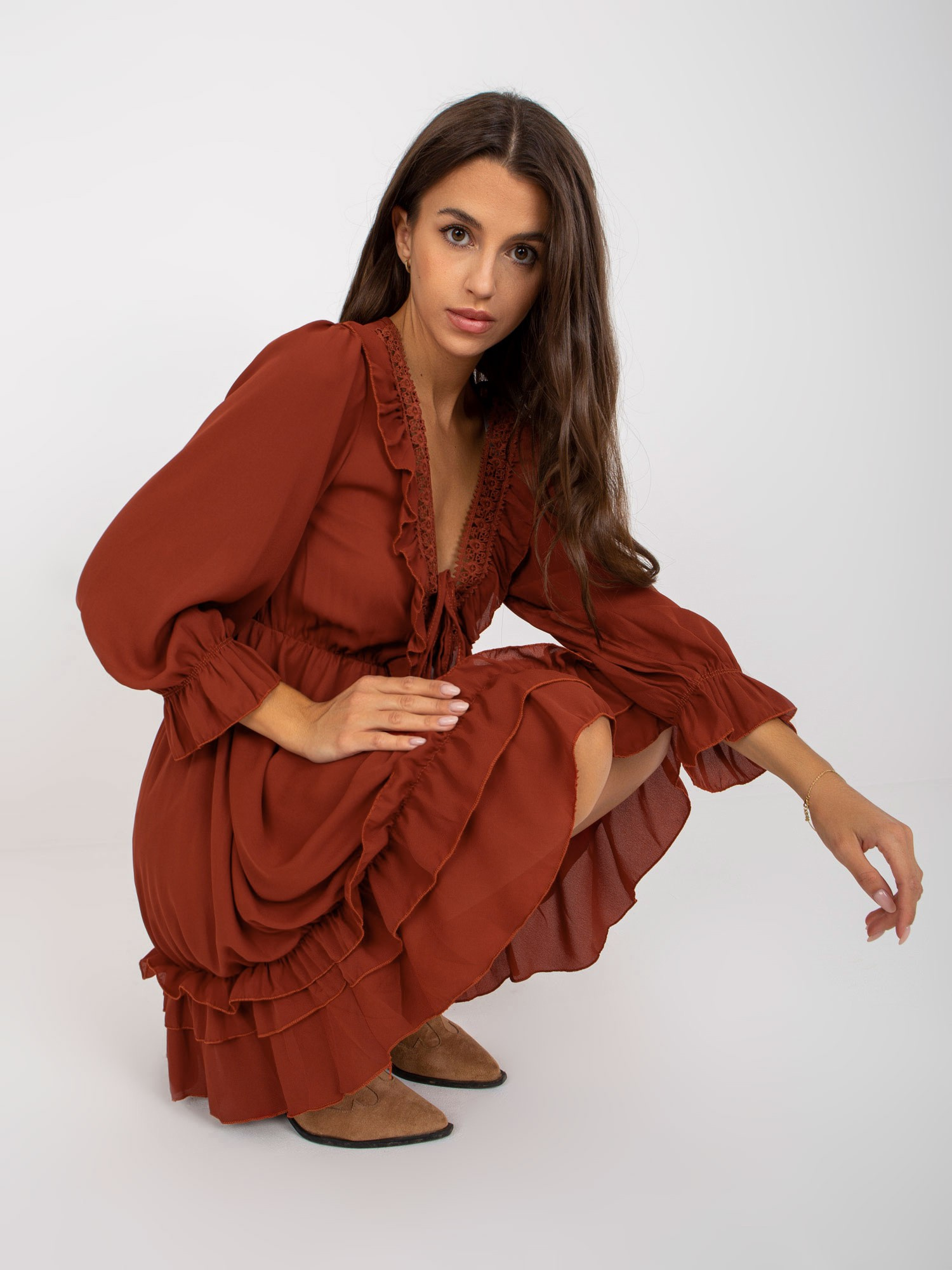 Ceglasta mini sukienka z falbaną w stylu boho OCH BELLA
