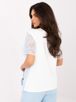 Jasnoniebieska elegancka bluzka z kwiatową koronką