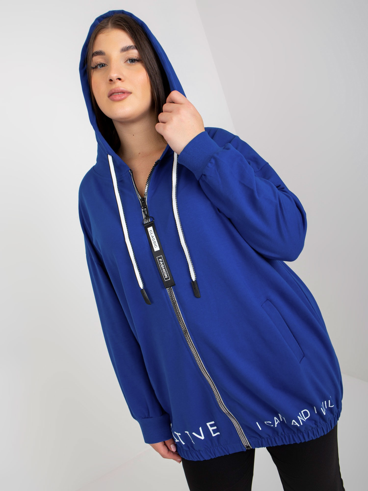 Ciemnoniebieska rozpinana bluza plus size z napisami