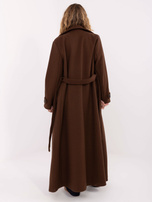 Brown elegant coat with double-breasted closure.