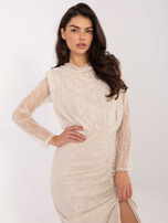 Hellebeige Kleid mit Schulterpolstern.