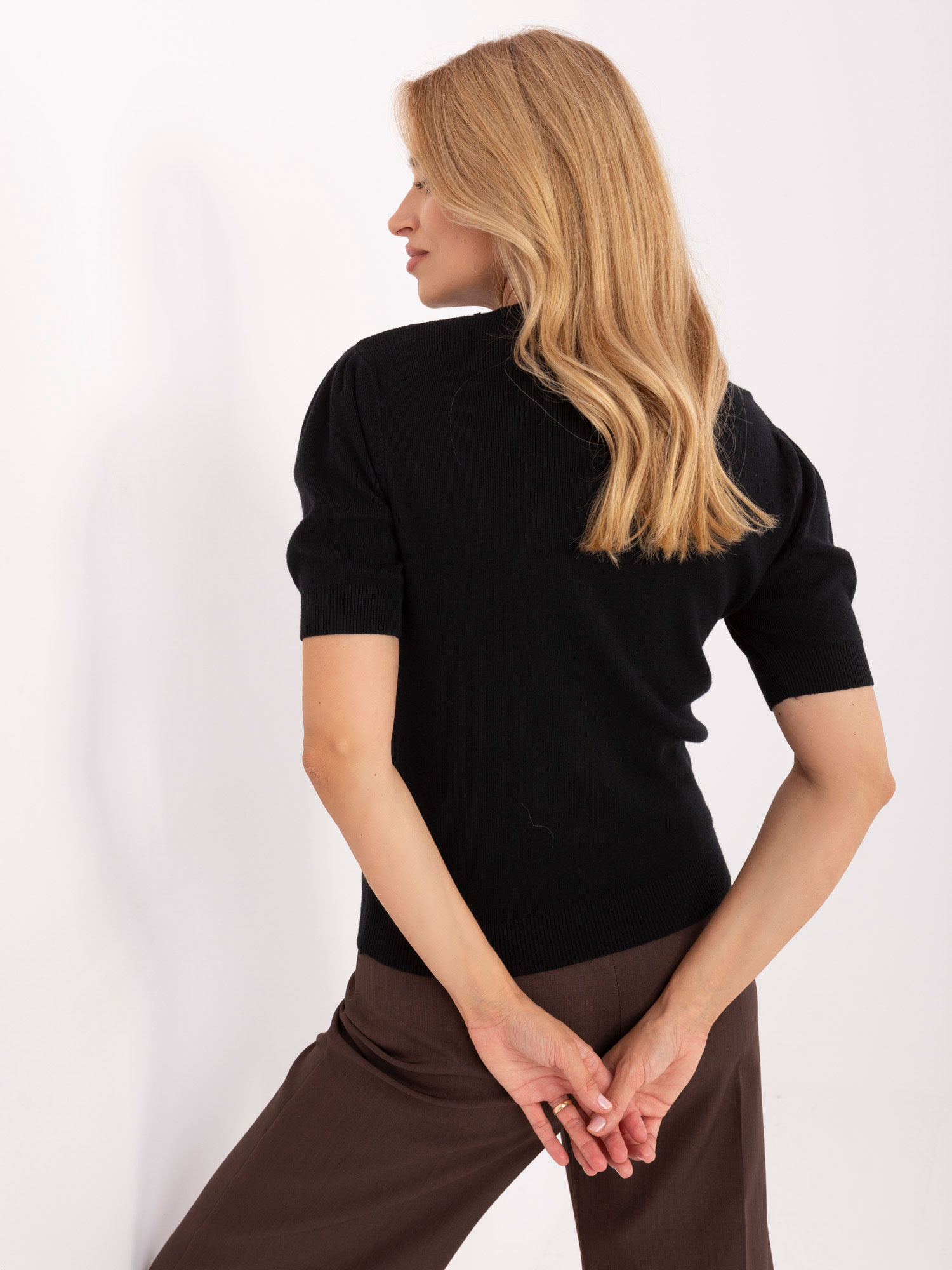 Schwarzer Damenpullover mit Nieten.