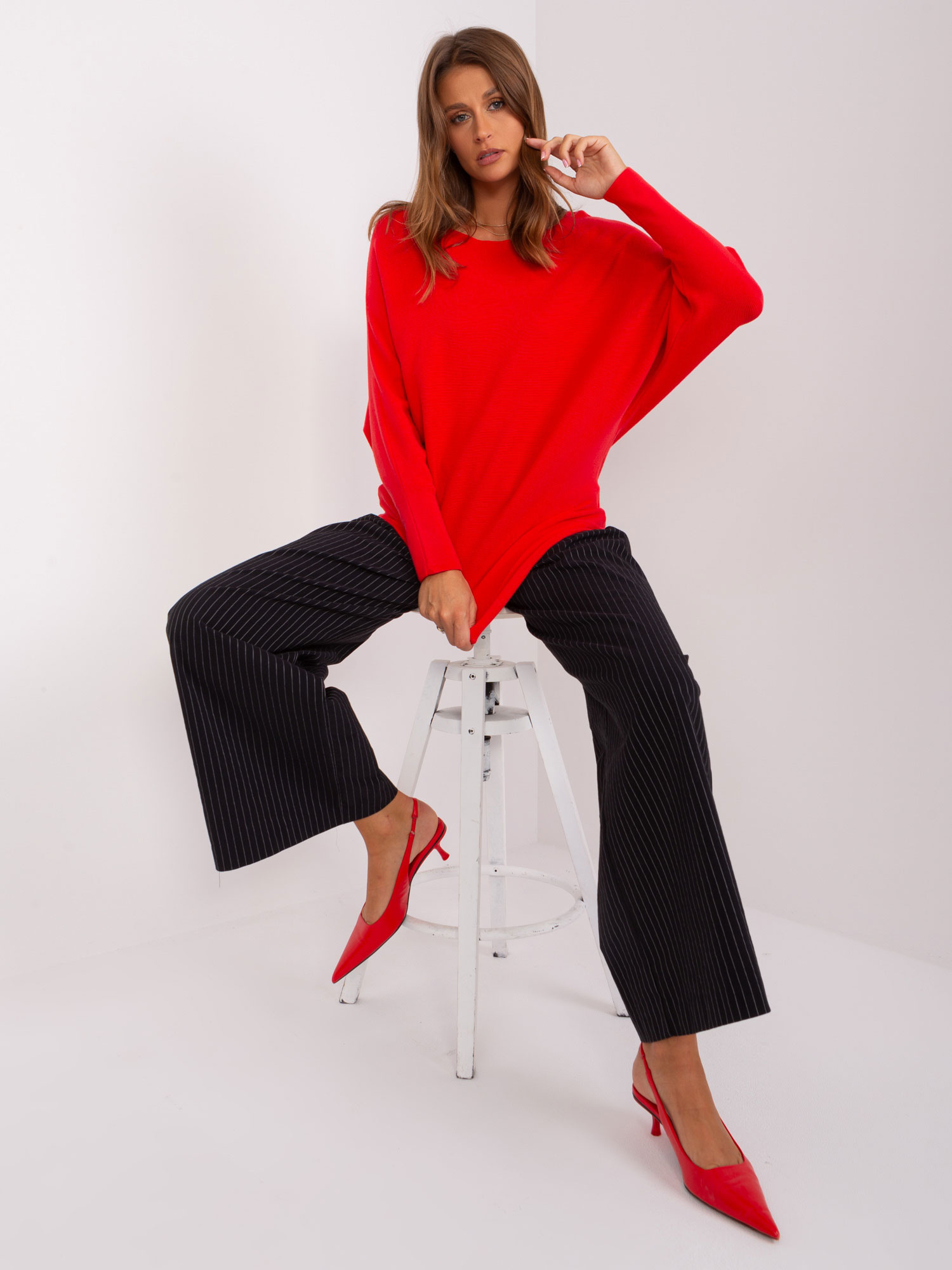 Czerwony sweter oversize o kroju nietoperza