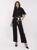 Schwarzes Musselin-Damenoutfit für den Sommer.