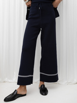 Dunkelblaues Strickset mit minimalistischen Streifen.