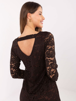 Brązowa koronkowa sukienka z dekoltem na plecach 