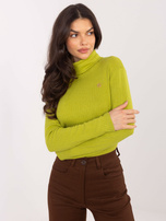 Limonkowy sweter o dopasowanym kroju 