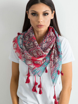 Rotes Tuch mit ethnischem Muster.