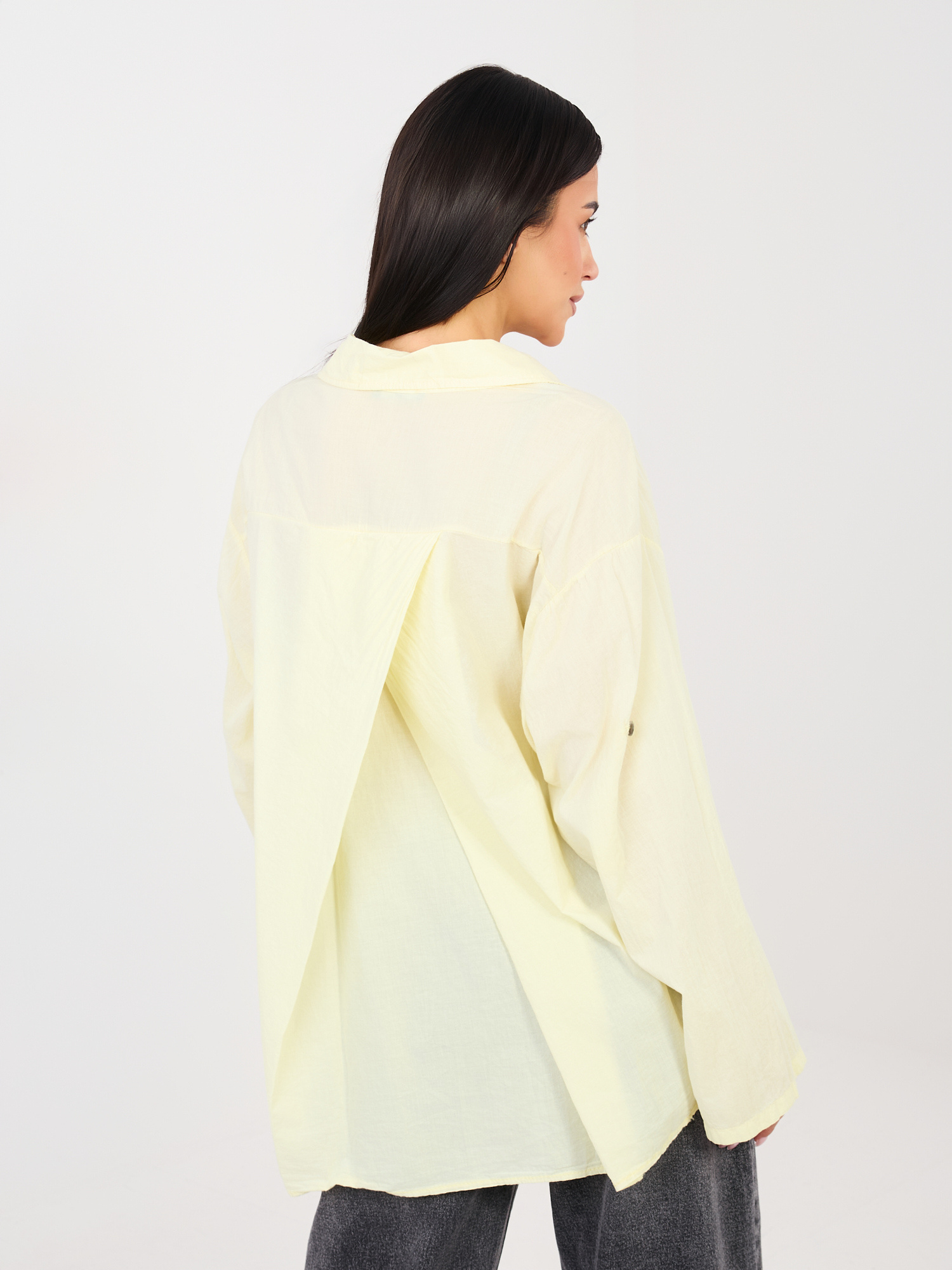 Helle gelbe asymmetrische Bluse mit Kragen.
