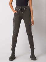 Ciemne khaki spodnie dresowe z napisami Peyton