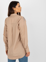 Hurtownia Beżowa damska koszula oversize z haftem