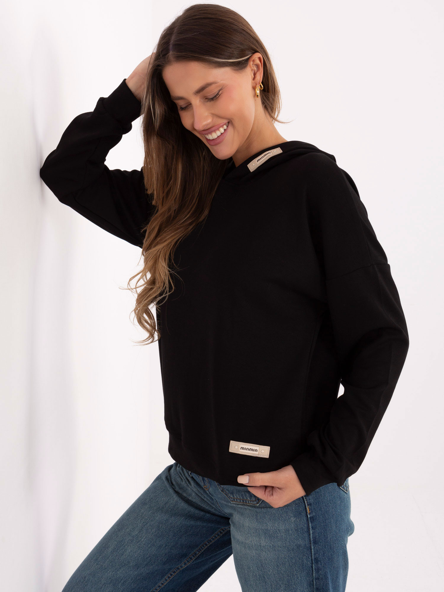 Black women's sweatshirt with a blend of viscose.