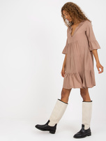 Hurt Ciemnobeżowa sukienka z falbaną i dekoltem w serek SUBLEVEL