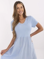 Helleblaue Sommerkleid mit V-Ausschnitt.