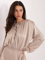 Beżowy elegancki kombinezon o kroju sukienki