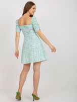 Hurt Weiß-grünes Kleid mit gerafftem Ärmel.