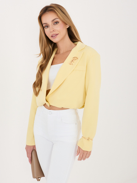 Jasnożółta krótka marynarka z broszką