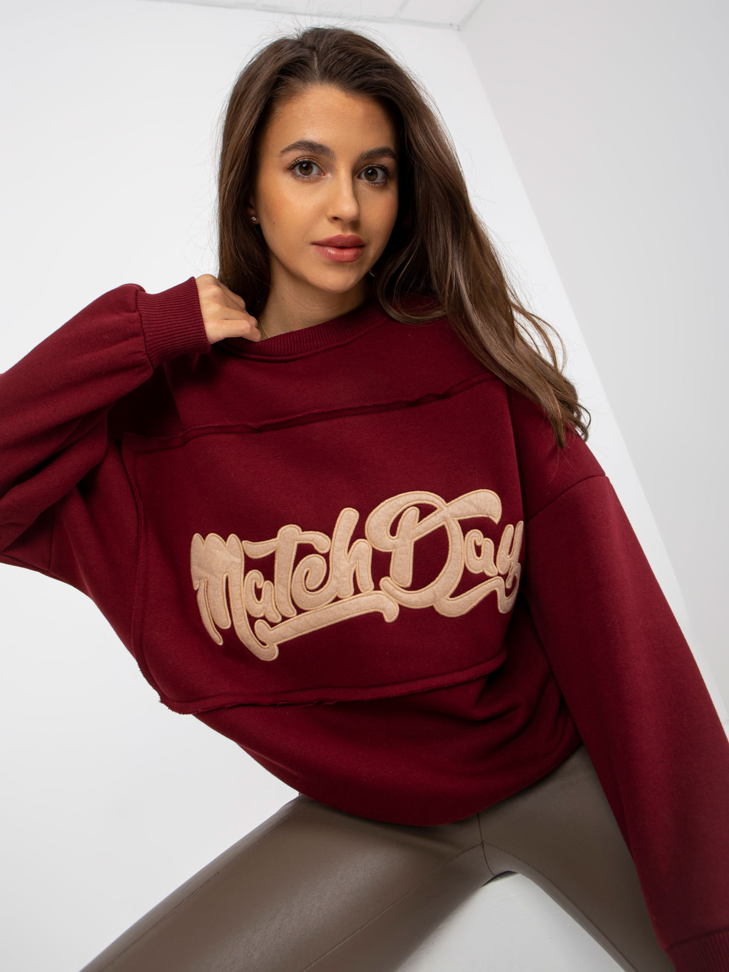 Hurtownia Bordowa dresowa bluza bez kaptura oversize 