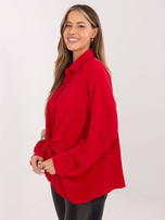 Raudona moteriška marškiniai su dekoratyviais mygtukais.