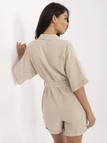 Beige Musselin Overall mit Shorts.