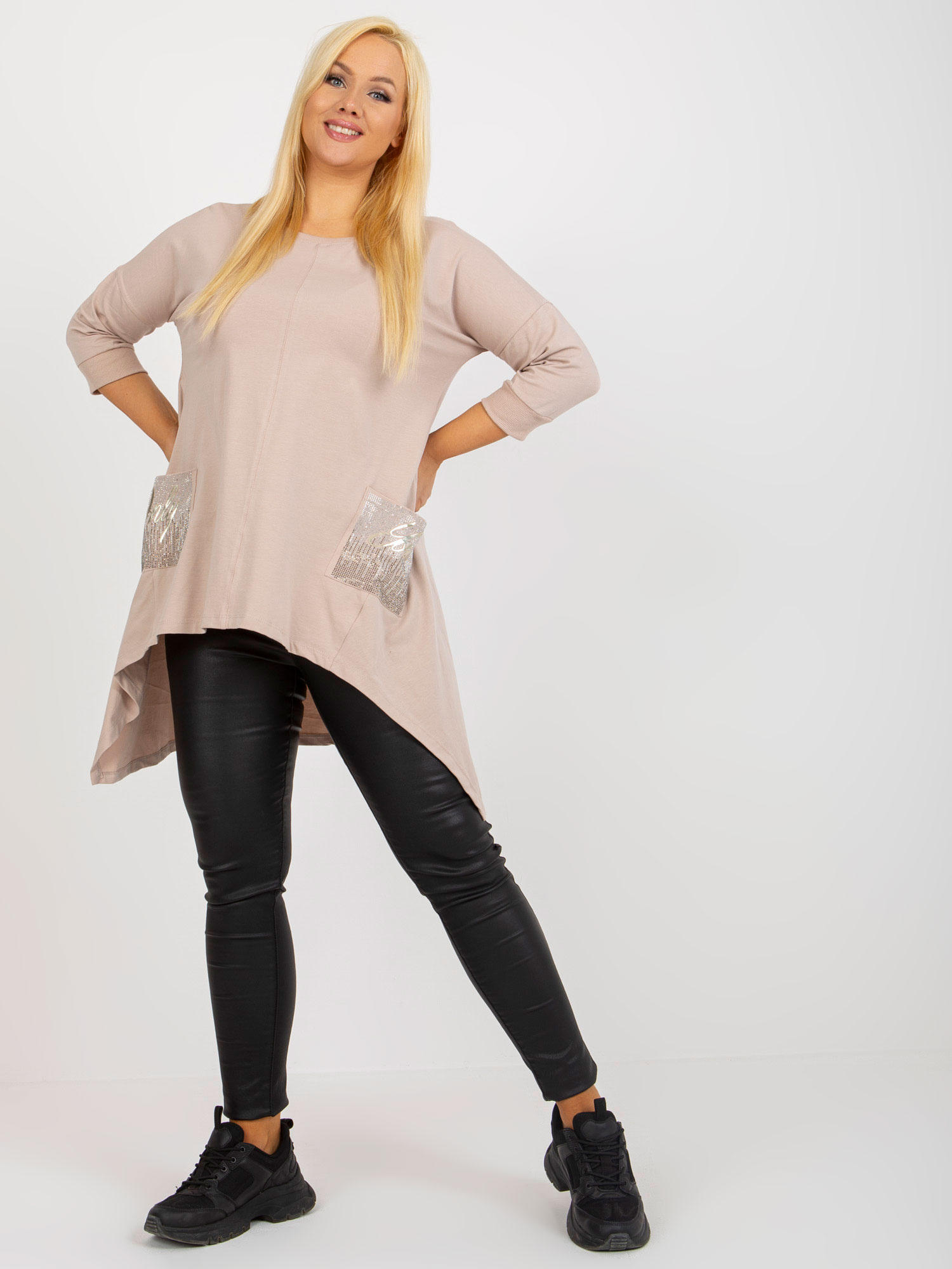 Beżowa długa bluzka plus size z aplikacją z dżetów