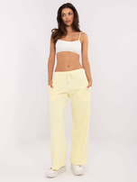 Helle gelbe Basic Jogginghose mit Bindung.