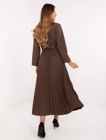 Brązowa elegancka sukienka z plisowanym dołem