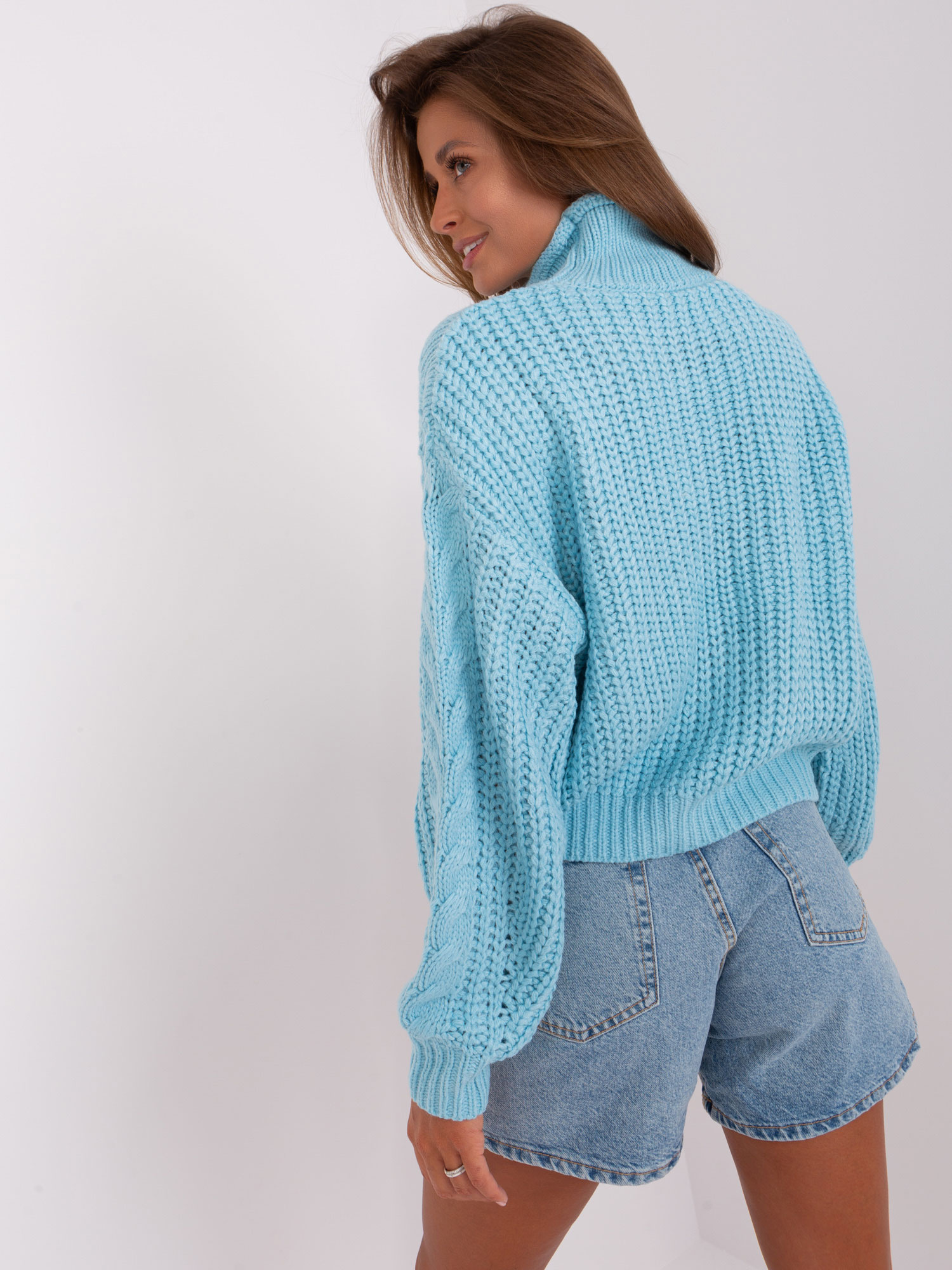 Jasnoniebieski sweter oversize z warkoczami