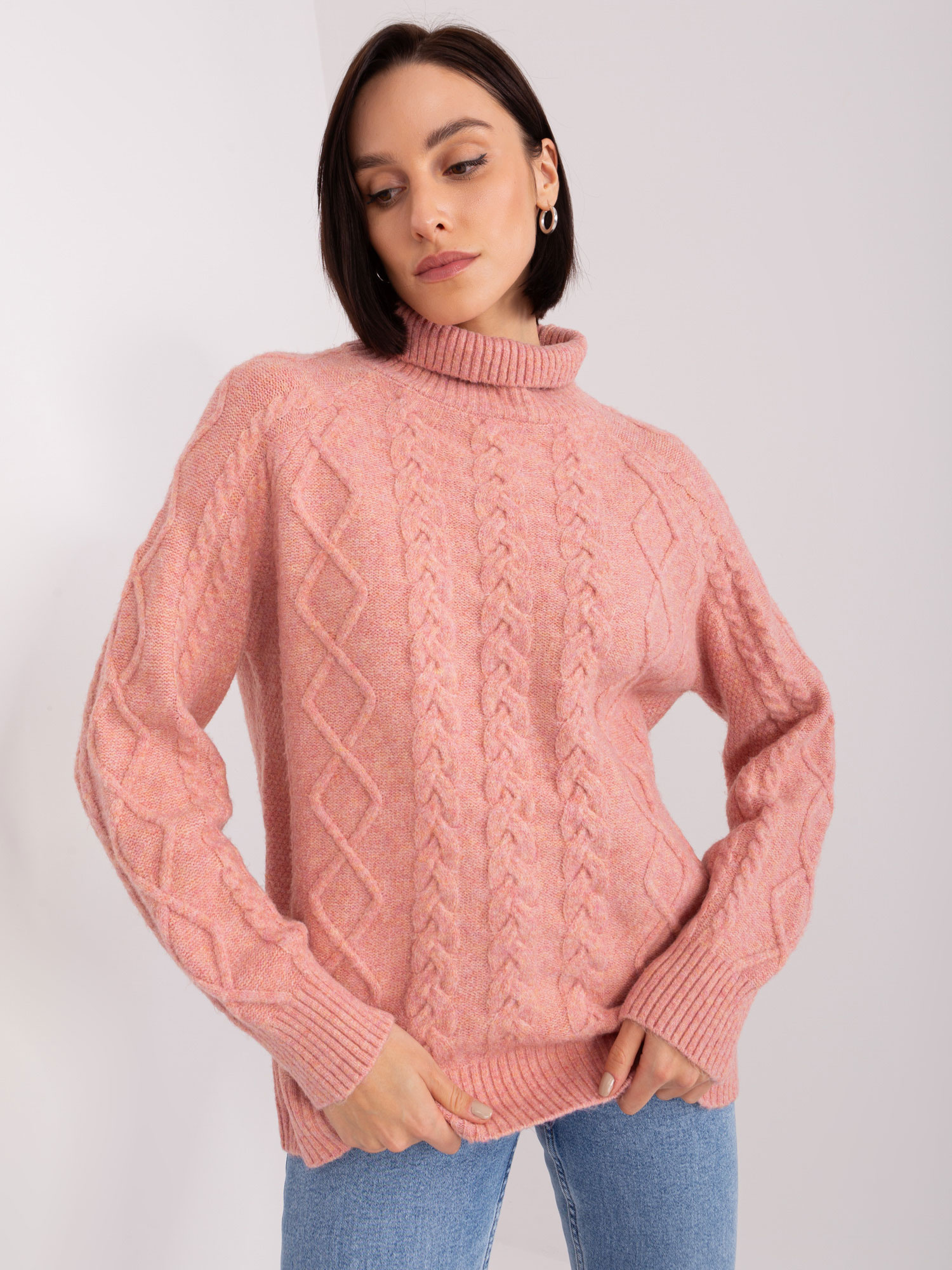 Brudnoróżowy damski sweter w warkoczowe sploty
